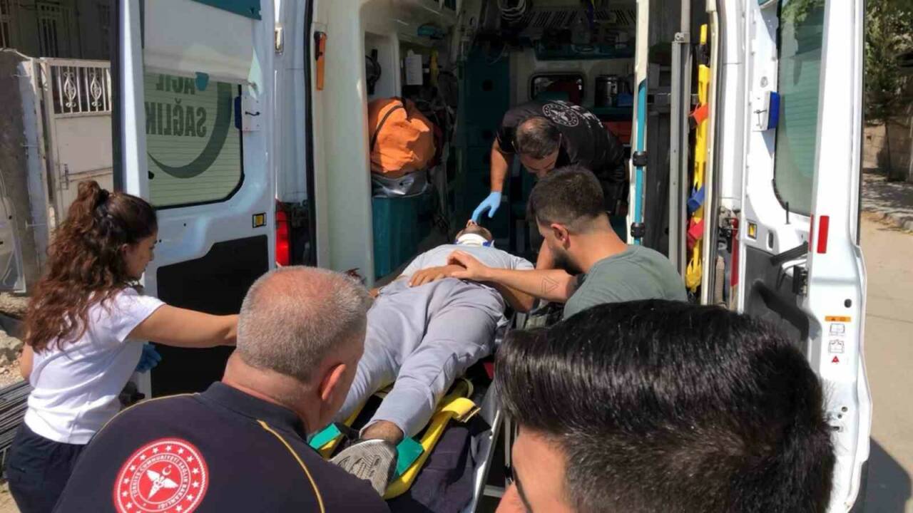 Adıyaman’ın Sümerevler Mahallesi’nde, direksiyon hakimiyetini kaybeden bir otomobil bahçe duvarına