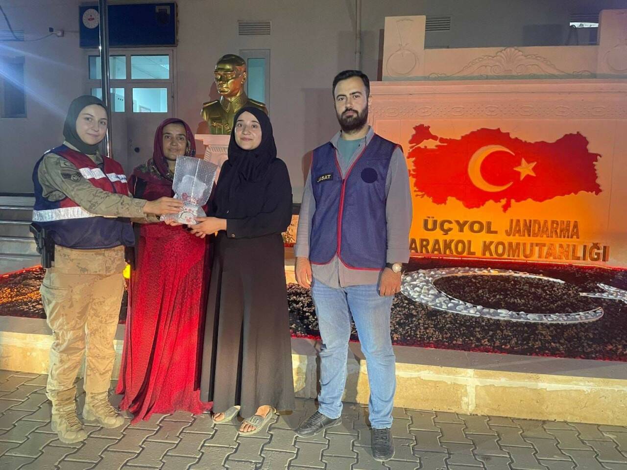 Mardin’in Derik ilçesinde bohçacı kılığına girerek bir evden para ve