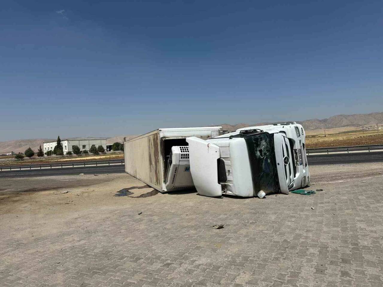 Mardin’de Tır Devrildi: 2 Kişi Yaralandı