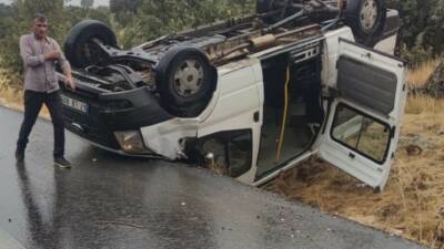 Mardin’in Midyat ilçesinde meydana gelen kazada, kontrolden çıkan bir minibüs
