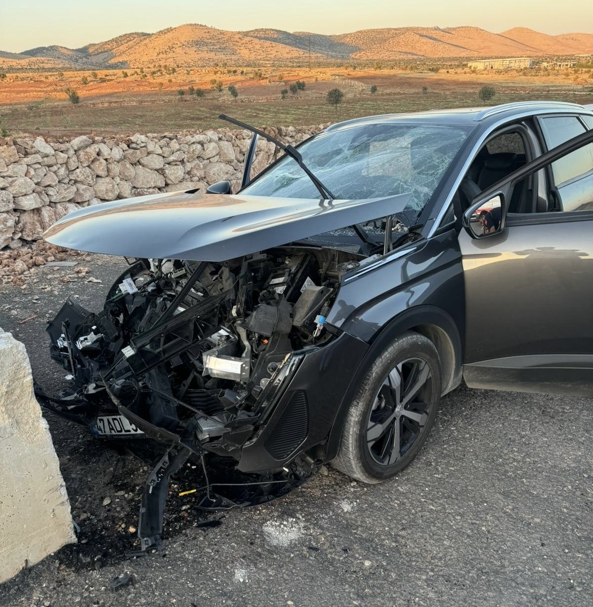 Otomobil Bariyere Çarptı: 3’ü Çocuk 7 Yaralı