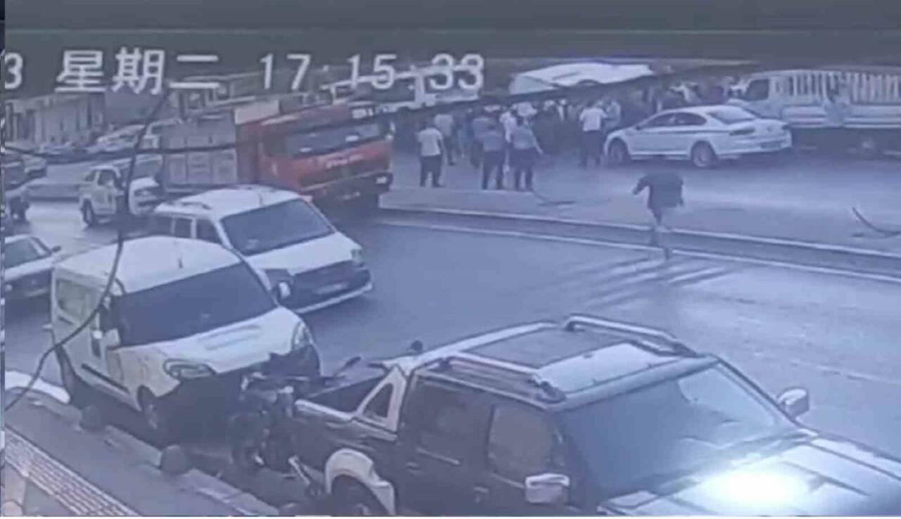 Gaziantep'te direksiyon hakimiyetini kaybeden bir minibüs, park halindeki bir otomobilin