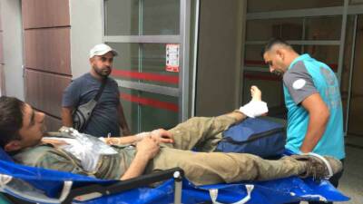 Adıyaman’da bir kişi, odun keserken motorlu testereyle ayağını keserek yaralandı.