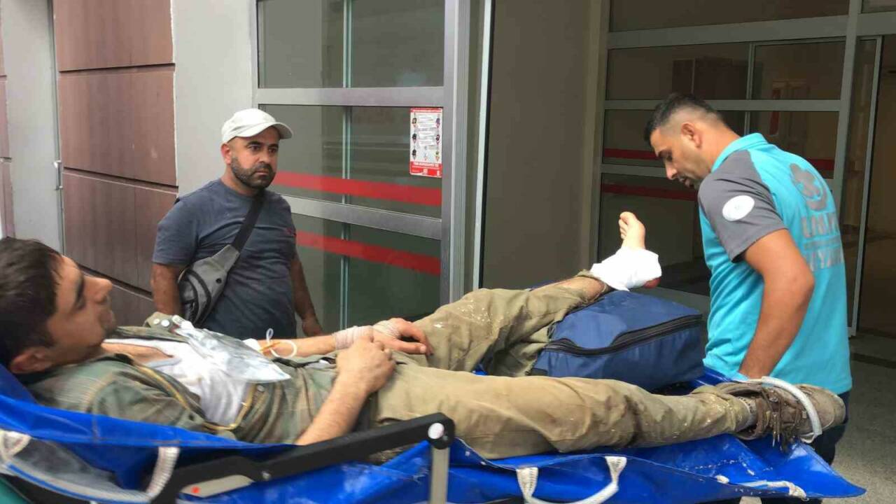 Adıyaman’da bir kişi, odun keserken motorlu testereyle ayağını keserek yaralandı.