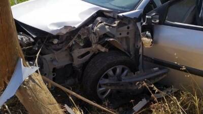 Adıyaman’da kontrolden çıkan bir otomobil, tarladaki elektrik direğine çarparak durdu.