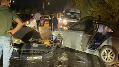 Adıyaman'da meydana gelen trafik kazasında iki otomobil kafa kafaya çarpıştı