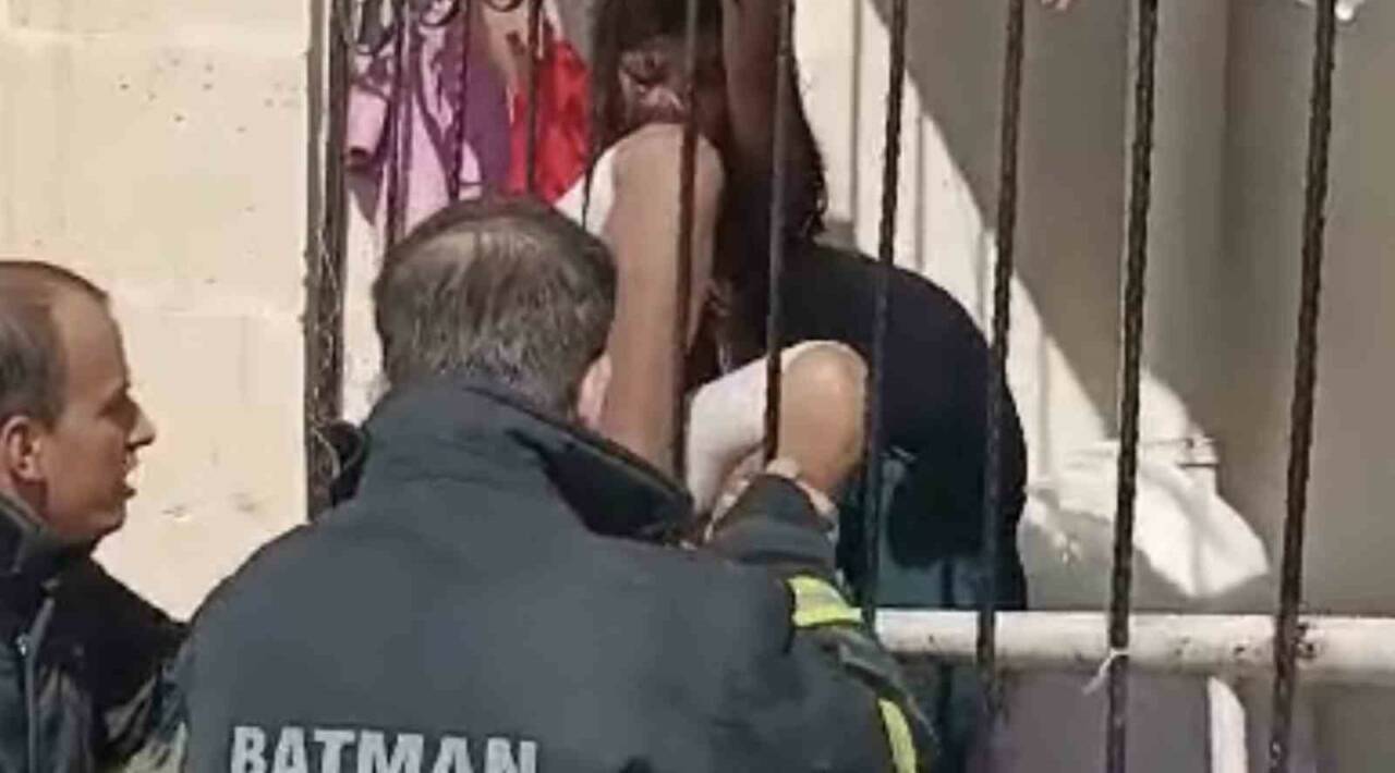 Batman’da Balkon Korkuluklarına Sıkışan Çocuk İtfaiye Ekipleri Tarafından Kurtarıldı