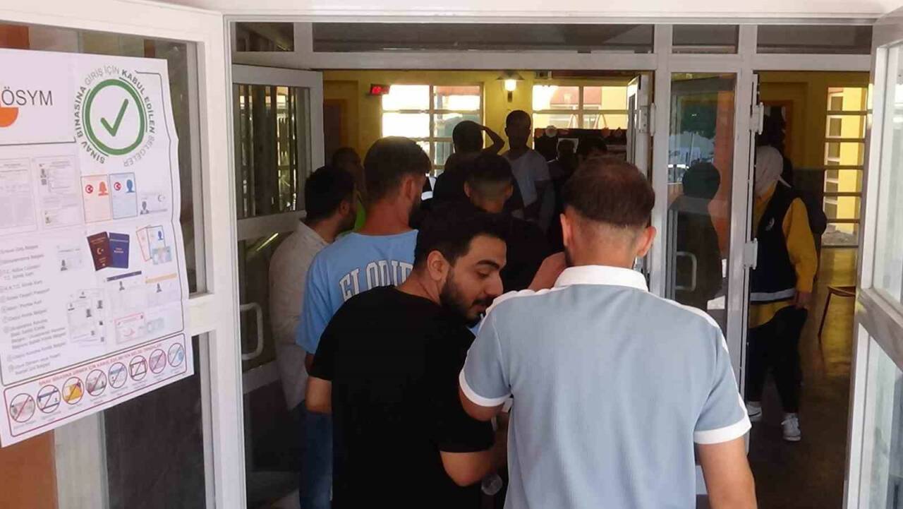 Şanlıurfa’da, Kamu Personel Seçme Sınavı (KPSS) Ortaöğretim oturumu bu sabah