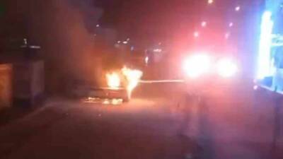 Şanlıurfa’nın Karaköprü ilçesinde park halindeki bir otomobil, çıkan yangın sonucu