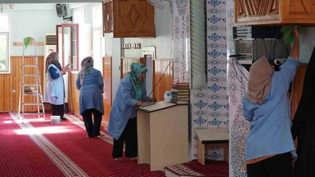 Şehitkamil Belediyesi, ilçedeki camilerin hijyenik bir ortamda ibadet edilmesini sağlamak