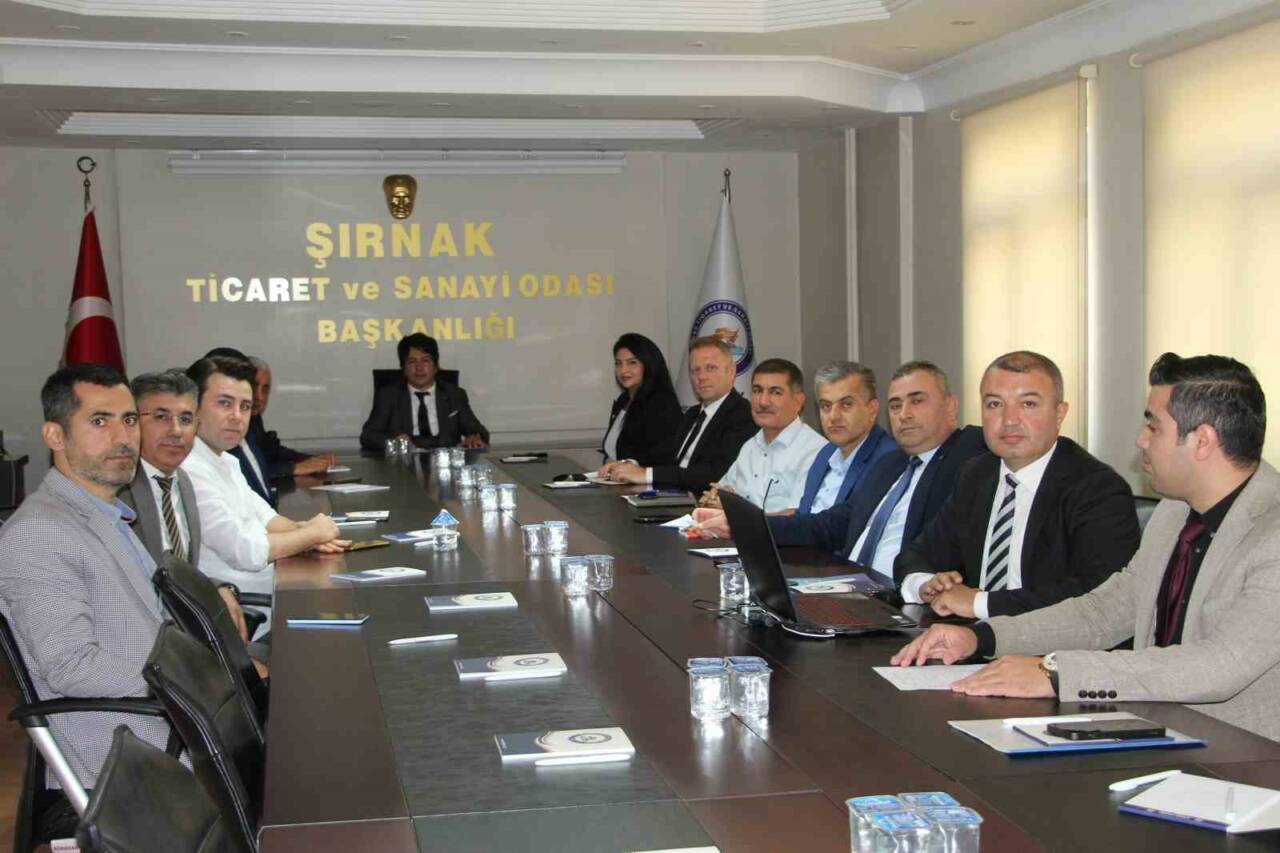 
Şırnak Koruma Kurulu, Ticaret ve Sanayi Odası toplantı salonunda Cumhuriyet