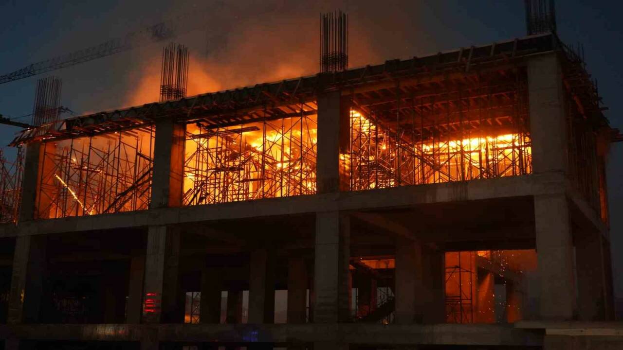 Şırnak'ta yapımı devam eden 500 yatak kapasiteli Bölge Hastanesi inşaatında,