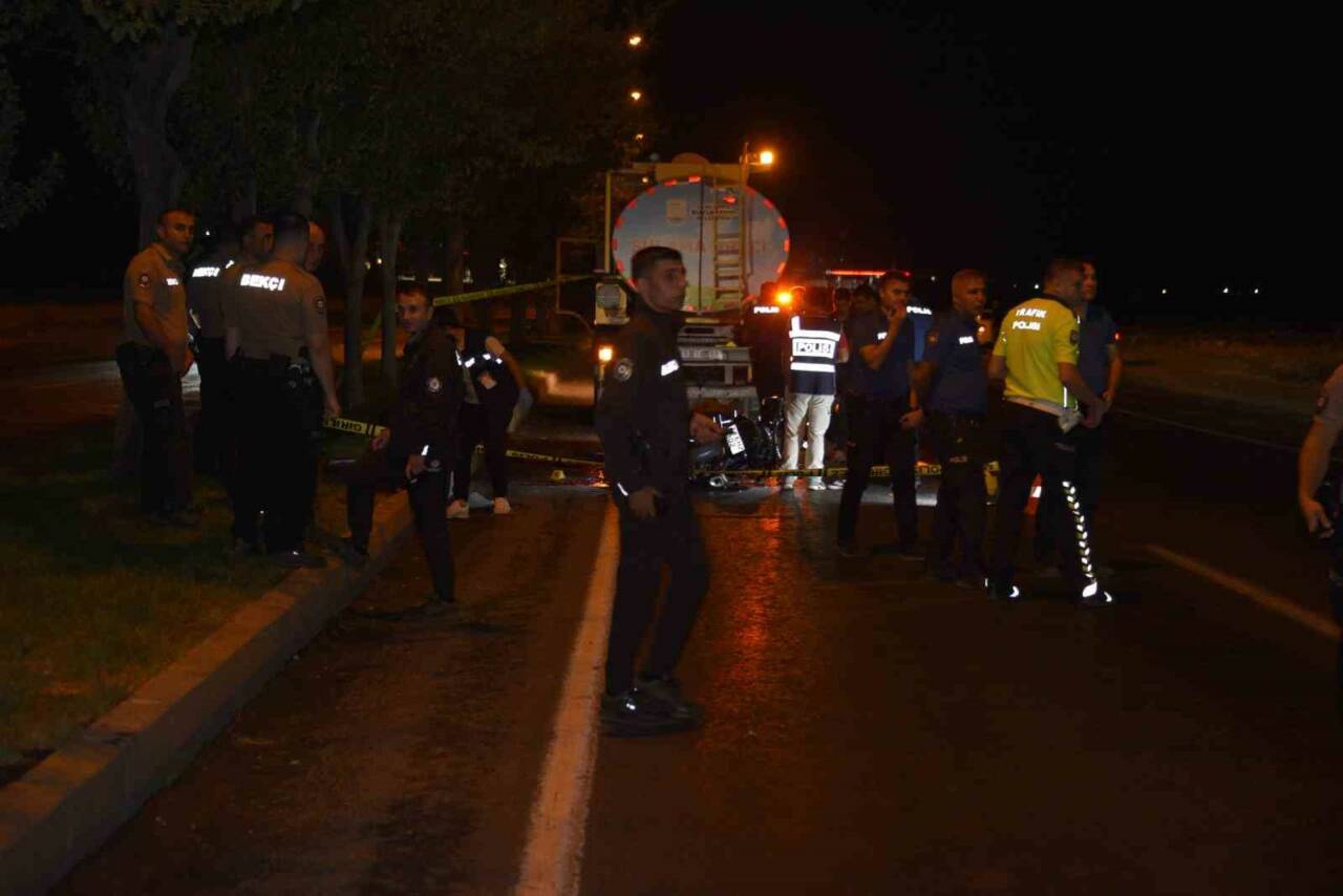 Şanlıurfa'nın Siverek ilçesinde meydana gelen motosiklet kazasında, sulama yapan bir