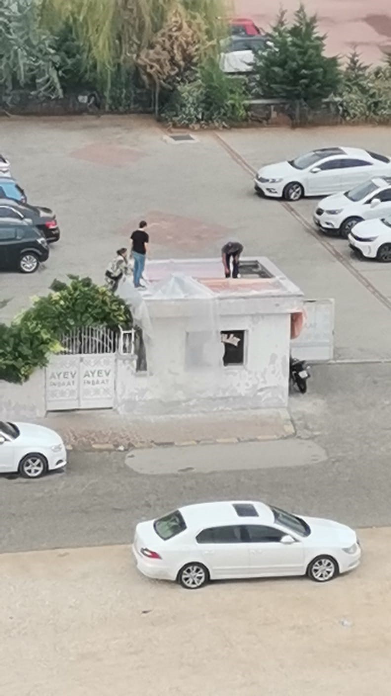 Gaziantep’te öğle saatlerinde aniden bastıran şiddetli sonbahar yağmuru, kışlık salçalarını