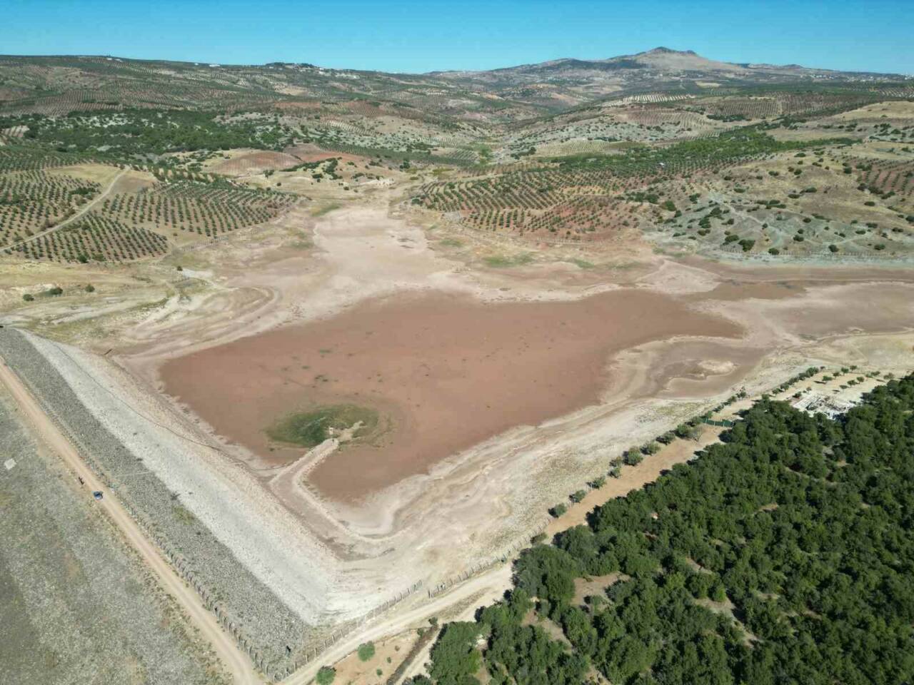 Kilis’in Musabeyli ilçesindeki Balıklı Sulama Göleti’nde, azalan yağışlar nedeniyle su