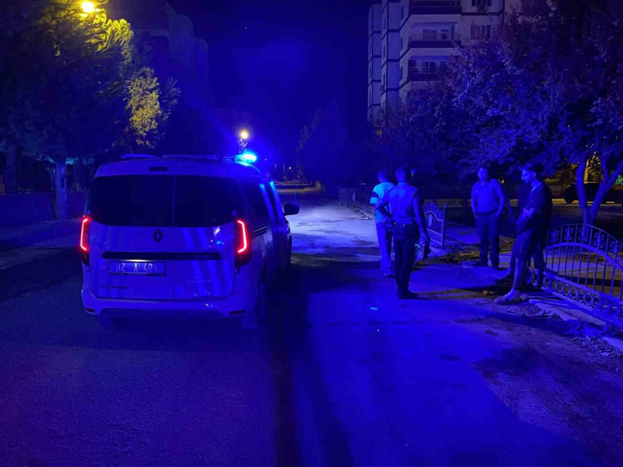 Adıyaman'da gece saatlerinde bir parkta bulunan şüpheli şahıslar, polis ekiplerini