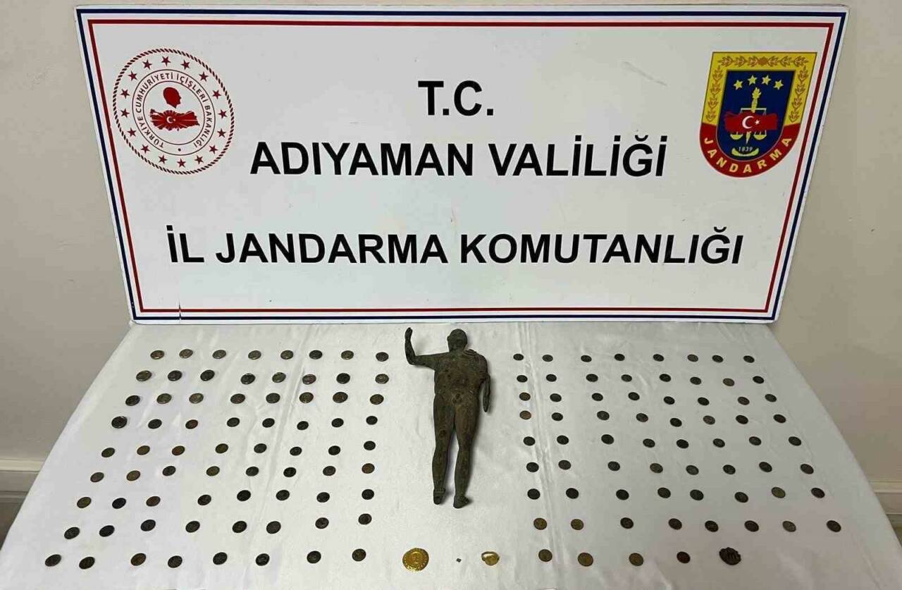 Adıyaman İl Jandarma Komutanlığı ekipleri, düzenledikleri tarihi eser operasyonunda 4