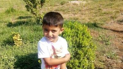 Şanlıurfa’nın Birecik ilçesinde, traktörle geri manevra yapan bir baba, fark