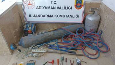 Adıyaman’ın Gölbaşı ilçesinde tren raylarını çalmaya çalışan 4 kişi, jandarma