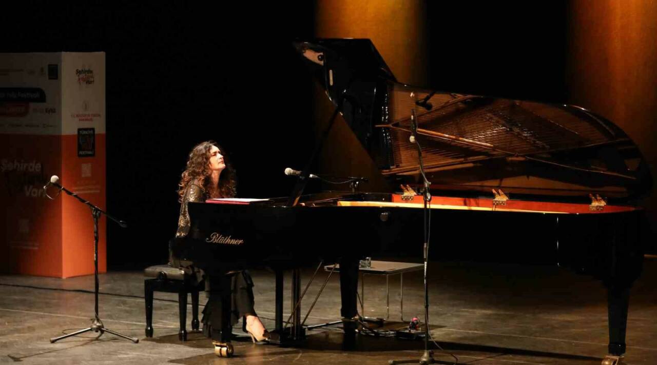 Ünlü Piyanist Anjelika Akbar, GAÜN’de Unutulmaz Bir Konser Verdi