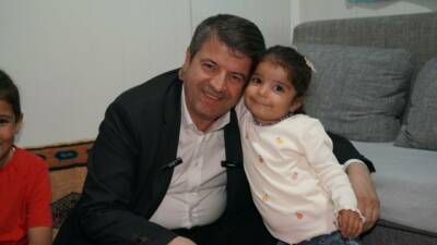 Adıyaman Belediye Başkanı Abdurrahman Tutdere, parkta yürüyüş yaparken kendisine sarılıp