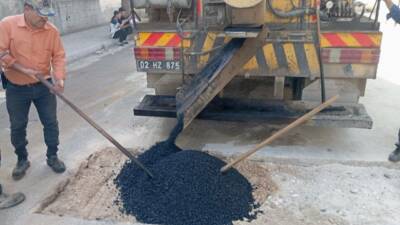 Adıyaman Belediyesi Fen İşleri ekipleri, kent merkezindeki birçok mahallede, deprem