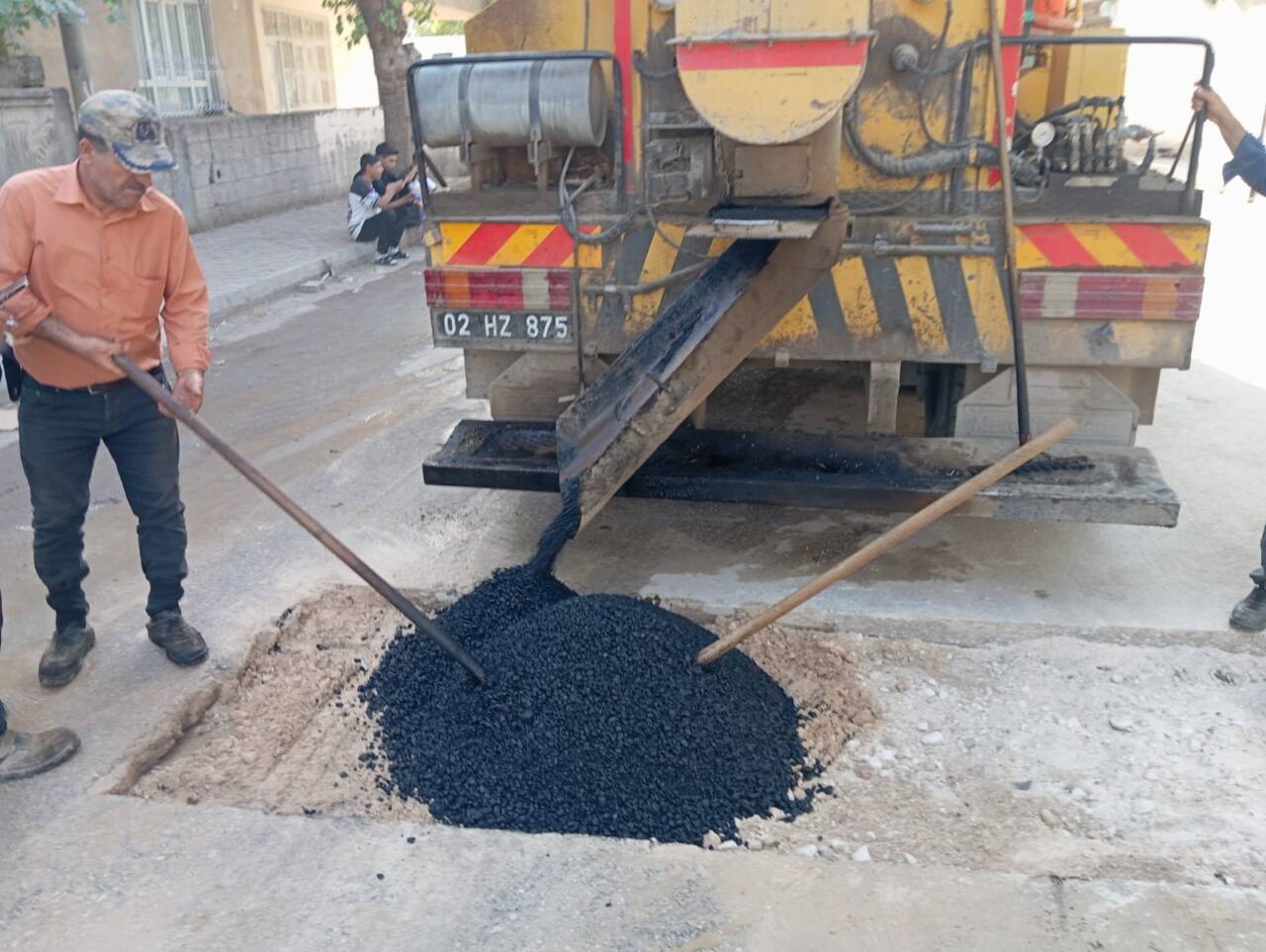 Adıyaman Belediyesi fen işleri ekiplerinden yoğun çalışma: Altyapı ve asfalt onarım çalışmaları sürüyor