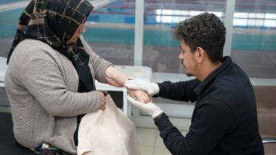 Adıyaman Belediyesi’nin deprem sonrası sunduğu fizik tedavi hizmetleri, şehirde büyük