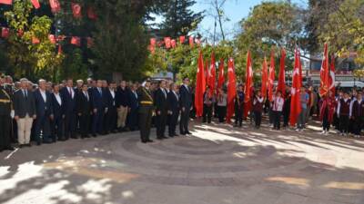 Besni’de Cumhuriyet’in 101. kuruluş yıldönümü kutlamaları Hükümet Konağı önünde düzenlenen