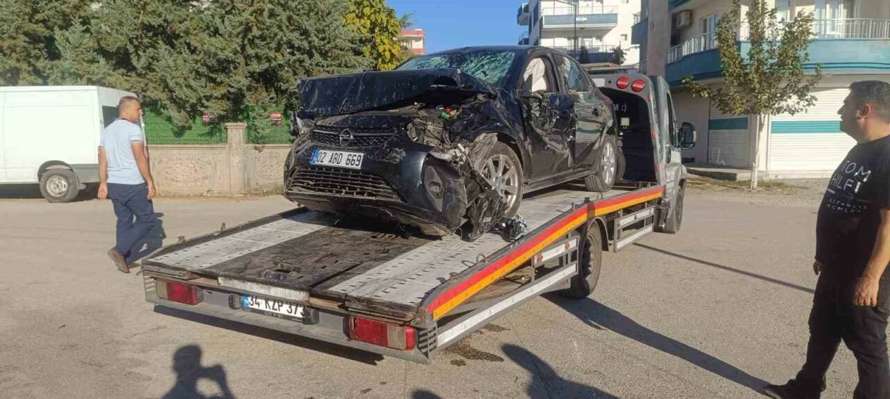  Kahta'da, otomobil ile motosikletin çarpışması sonucu meydana gelen kazada