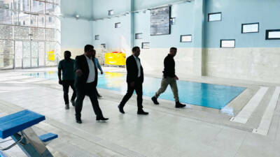 Besni Kaymakamı Çağlar Partal, yapımı tamamlanan havuzda incelemelerde bulundu. İncelemeleri