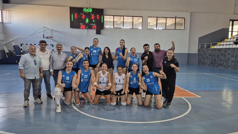 Besni Gençlik Spor Kadınlar Voleybol 2. Lig’e Galibiyetle Başladı!