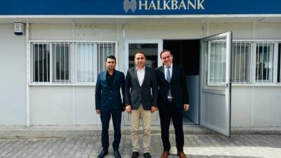 Besni Kaymakamı Çağlar Partal, ilçede faaliyet gösteren bankaları ziyaret ederek,