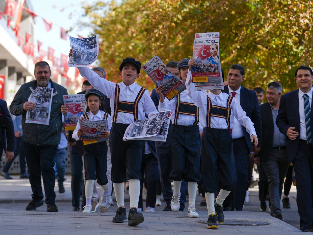 YILMAZ’DAN NOSTALJİK CUMHURİYET BAYRAMI KUTLAMASI