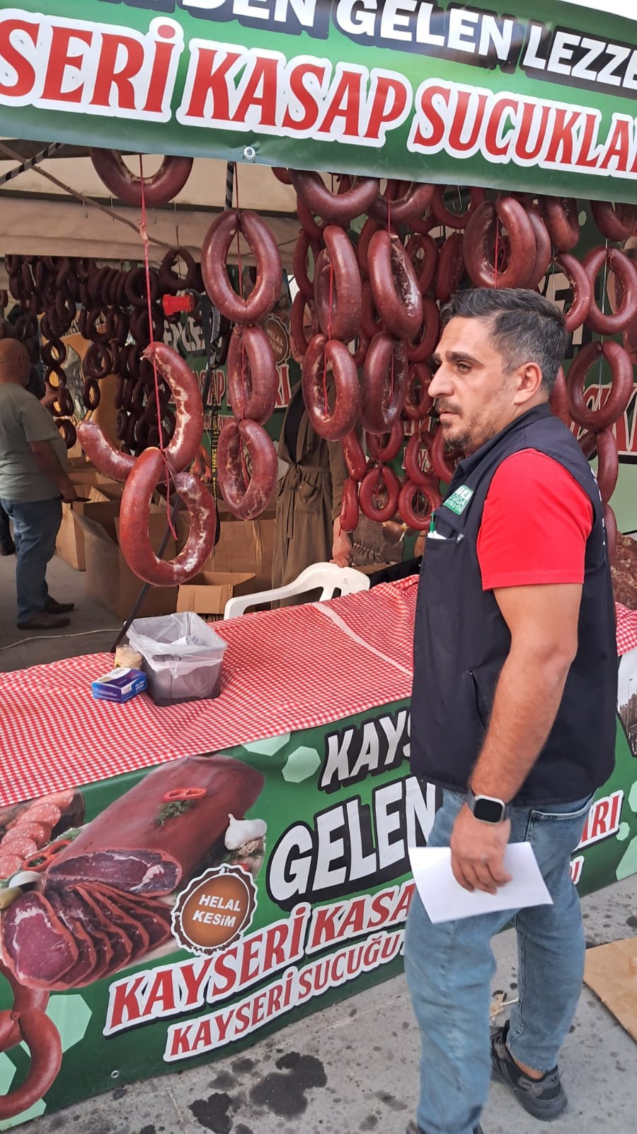 Batman'da bir tanıtım standında, menşei belirsiz 718 kilo sucuk bulundu.