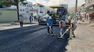 Adıyaman’ın Gölbaşı ilçesinde, belediye ekipleri tarafından devlet hastanesinin yolu asfaltla