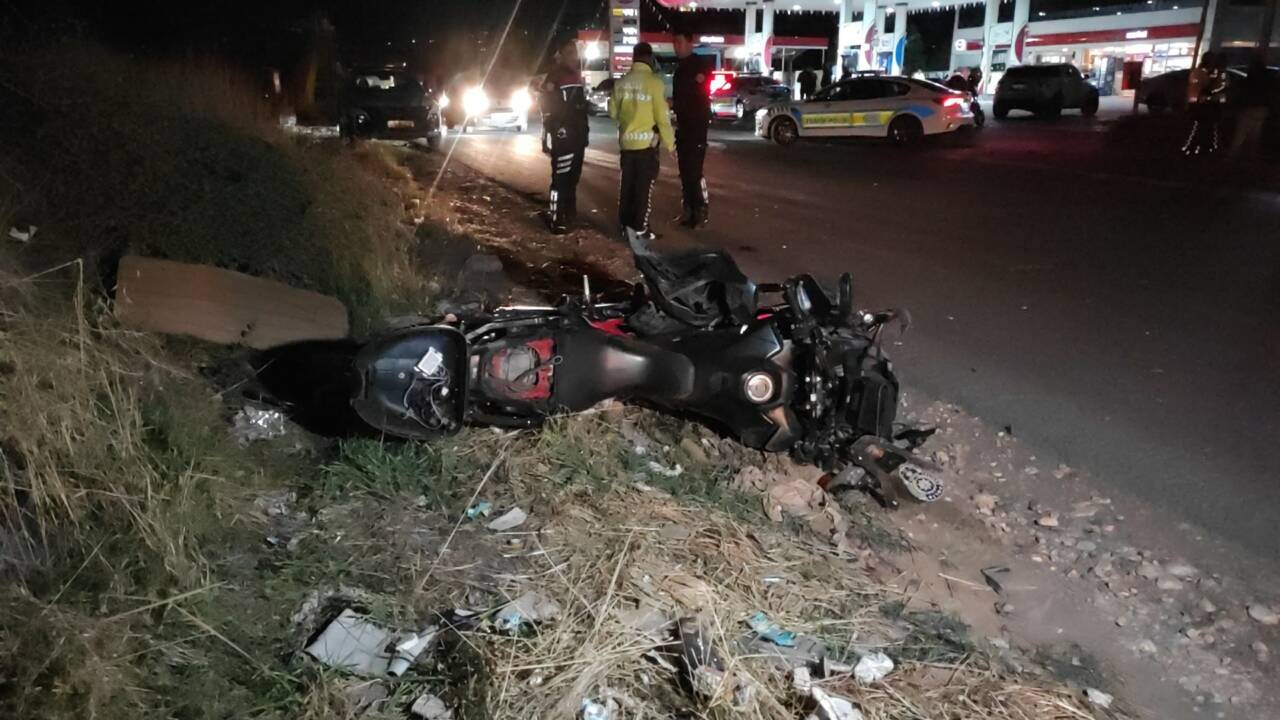 Motosikletli Polis Ekibi ve Otomobil Çarpıştı: 2 Polis Yaralı