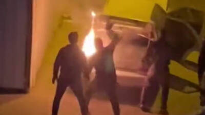 Adıyaman’ın Bahçecik Mahallesi Bahçecik TOKİ konutlarında park halindeki bir otomobilin