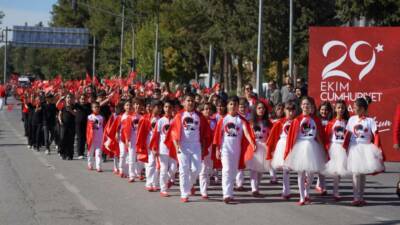 Adıyaman’da Cumhuriyet Bayramı kutlamaları, valilik önündeki meydanda düzenlenen resmi törenle