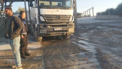 Adıyaman Belediyesi Zabıta Müdürlüğü ekipleri, bir beton mikseri tarafından yola