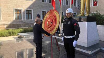Adıyaman’da, Cumhuriyet’in ilanının 101. yılı kutlamaları Valilik bahçesinde düzenlenen çelenk