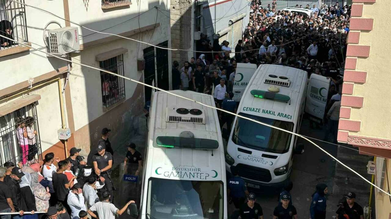 Gaziantep’te, eşi ve 4 çocuğunu silahla vurarak öldürdükten sonra aynı