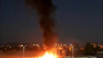 Adıyaman'da bir işletmenin bahçesinde bulunan atık malzemelerin yanması, çevredeki vatandaşları