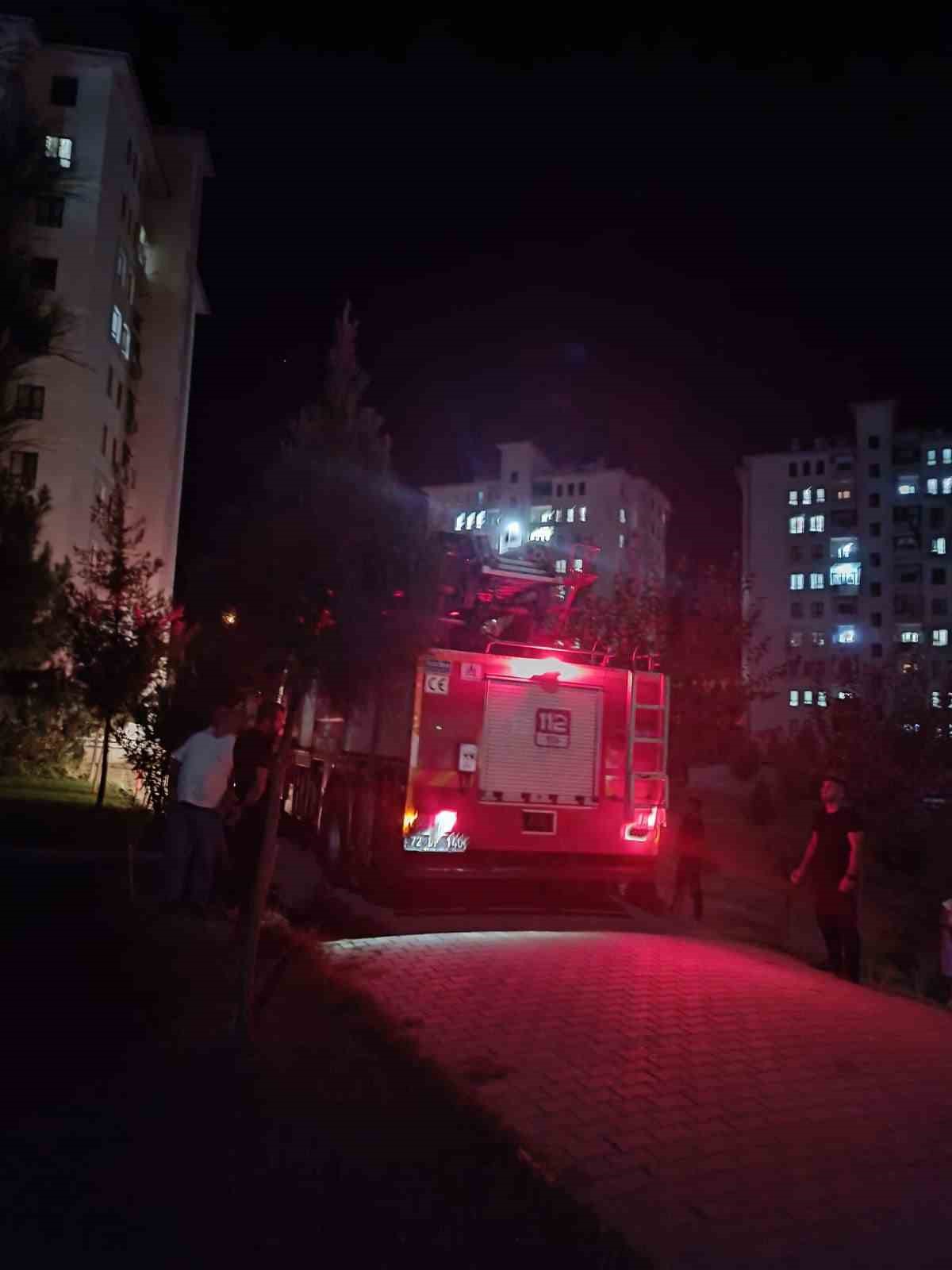 Batman'da bir binanın yangın merdiveninde meydana gelen yangın, büyük paniğe