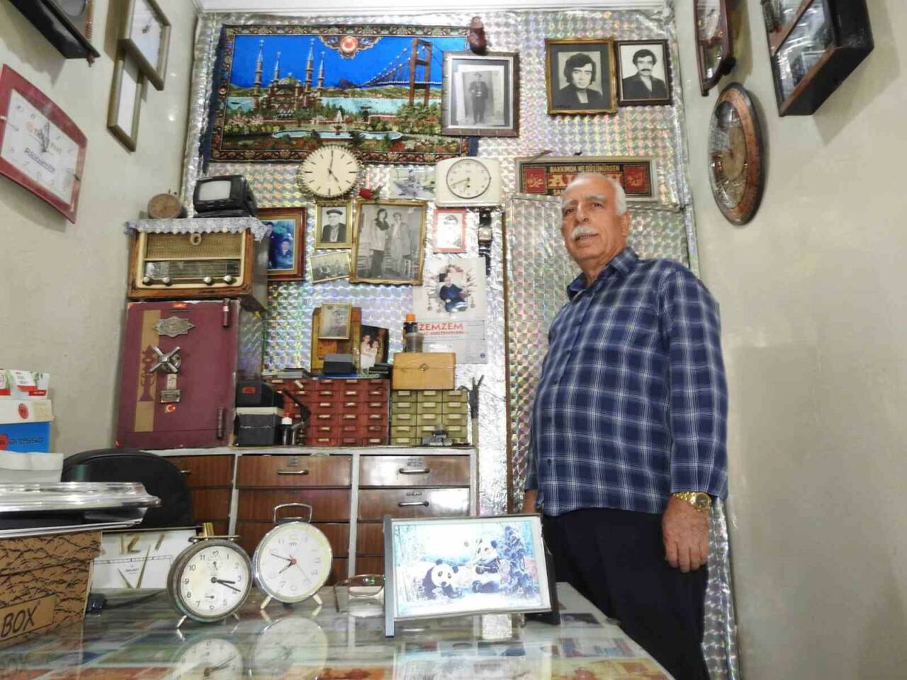 Gaziantep’te, 70 yaşındaki Ökkeş Altunbaş, 5 metrekarelik dükkanında antika saatlerin
