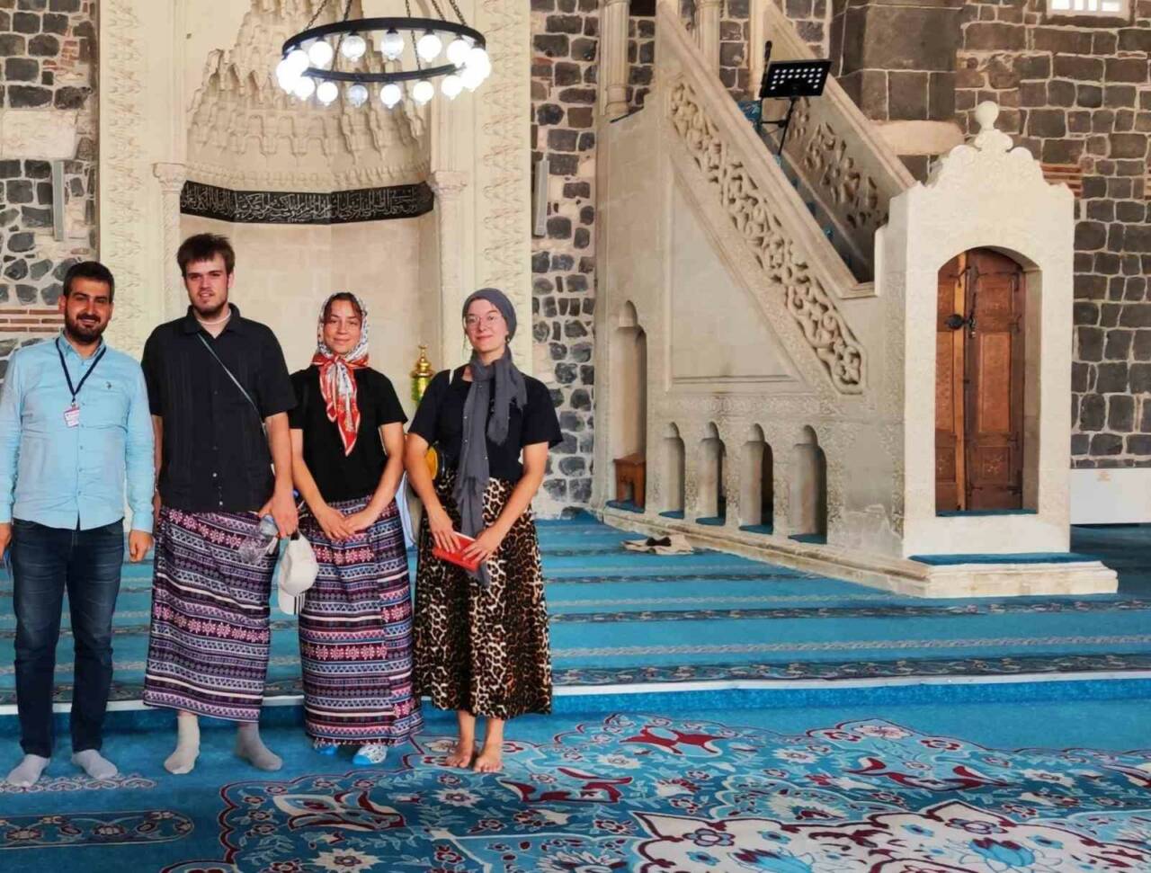 Diyarbakır Ulu Cami’yi ziyaret eden yabancı turistlerin, cami adabına uygun