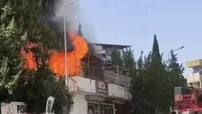 Adıyaman’ın Kahta ilçesinde bir iş yerinin çatısında çıkan yangın, çevredeki