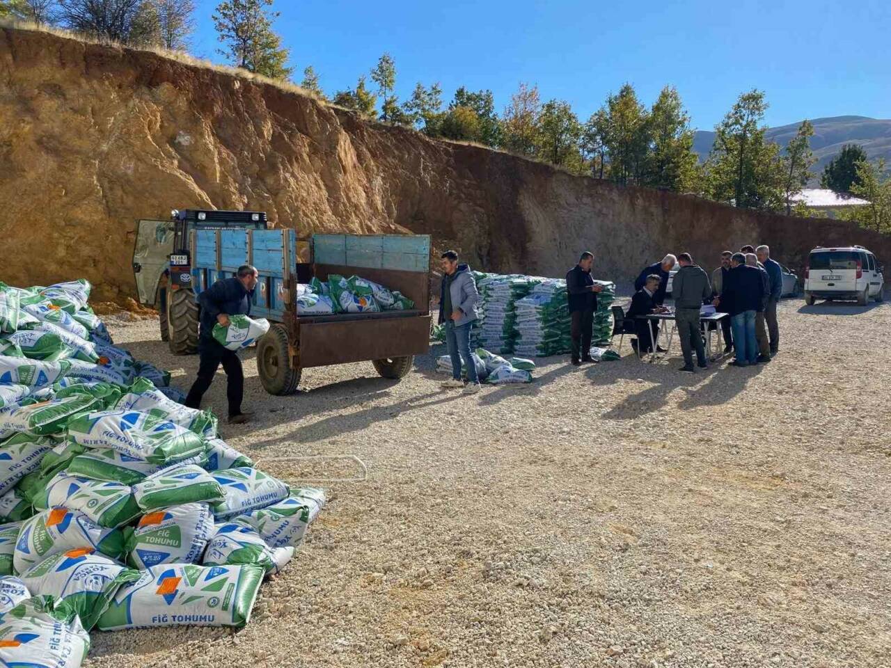 Çelikhan’da Çiftçilere Fiğ Tohumu Dağıtıldı