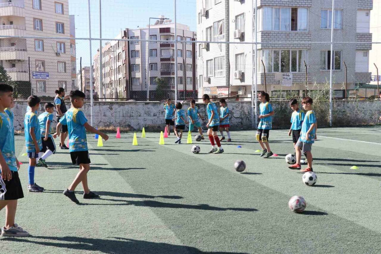 Haliliye Belediyesi, geleceğin spor yıldızlarını yetiştirmek için kurduğu futbol okulu