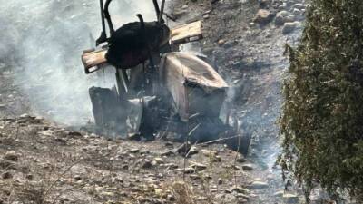 Kahta'da , anız yangınına müdahale ederken devrilen traktörün altında